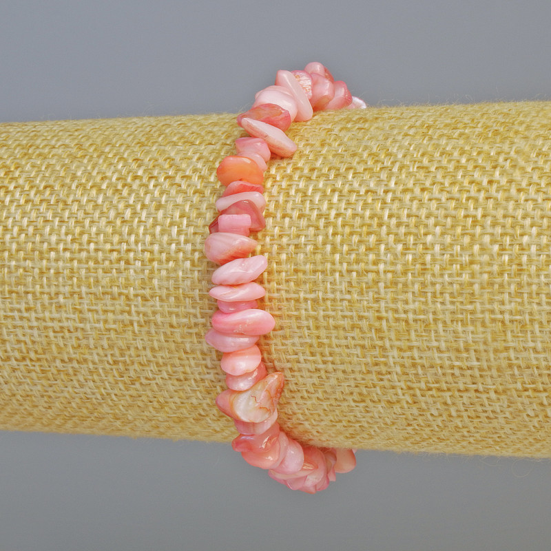Bransoletka z tonowanej różowej masy perłowej – drobinki, średnica 7×2,5 mm ± (rozciągliwa), długość 18 cm+