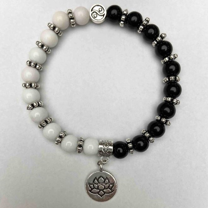 Bransoletka z czarnego i białego agatu, elastyczna baza typu stretch, średnica ok. 8 mm ±, długość ok. 18 cm ±, z metalowymi wstawkami