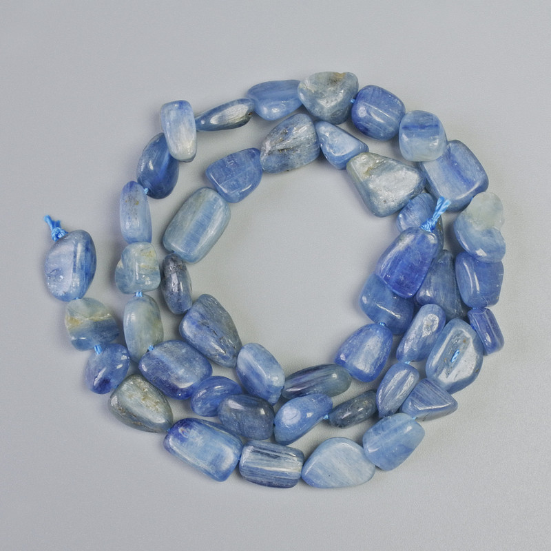 Koraliki z kianitu, naturalny kamień, fasetowane, średnica 8×10 mm, długość 39 cm ± na nici