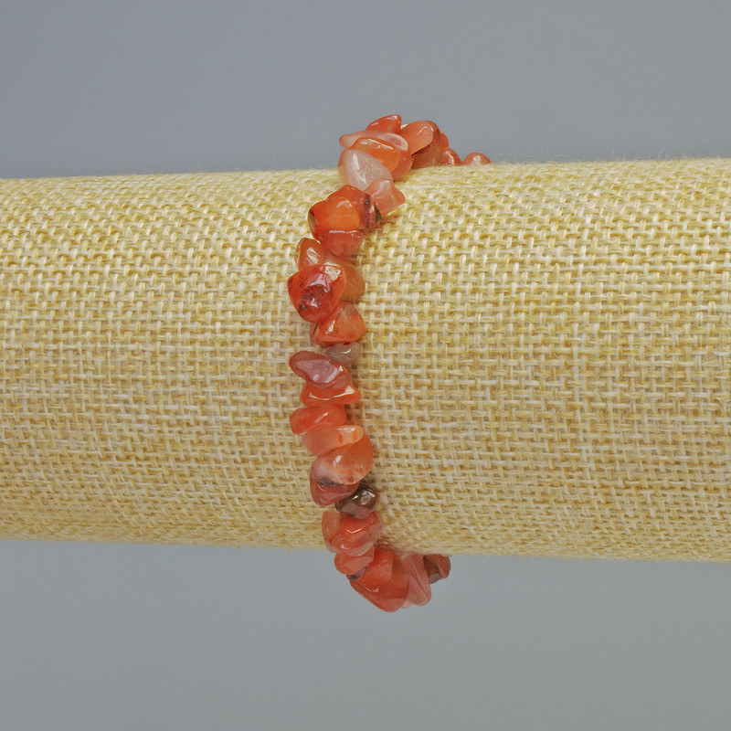 Bransoletka z karneolu – naturalny kamień w drobnych fragmentach, o wymiarach 8×4 mm ± (elastyczna), długość 18 cm+