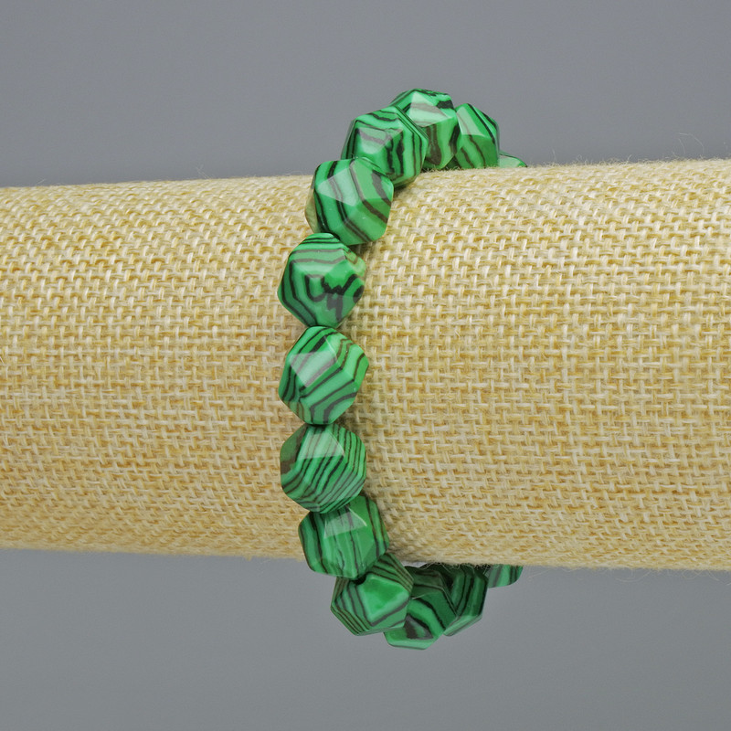 Bransoletka z malachitu, fasetowana, wielokątna, o wymiarach kamieni 10×12 mm ± (elastyczna), długość 18 cm+