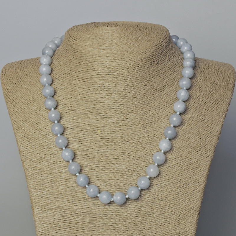 Naszyjnik z akwamarynu, naturalny kamień, gładka kulka, średnica 10,5 mm, długość 45–49 cm.
