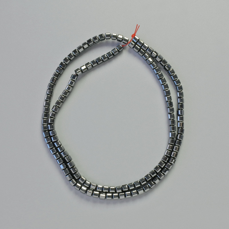 Koraliki hematitu w czarnych kostkach, 3×3 mm, długość 41 cm – sznurek