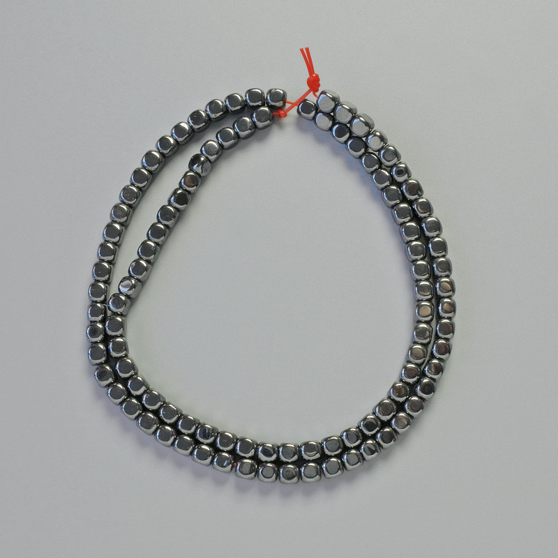 Koraliki hematytu w kształcie sześcianów, czarne, średnica 4×4 mm ±, długość 40 cm ±