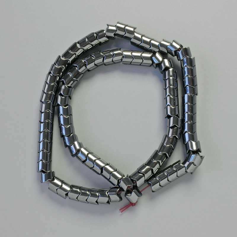 Koraliki hematytu czarne w kształcie zigzag cylindryczne, średnica 7×5 mm, długość około 40 cm – naszyjnik