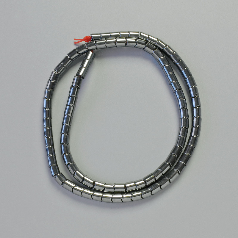Koraliki hematytu cylindryczne z wzorem zygzag, kolor czarny, średnica 4×4 mm, długość ok. 41 cm