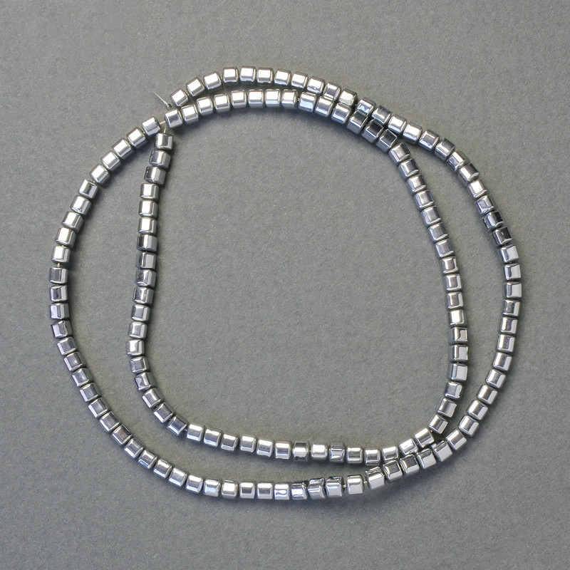 Koraliki hematytu w kostkach, kolor srebrny, średnica 3×3 mm, długość ok. 40 cm, na nitce