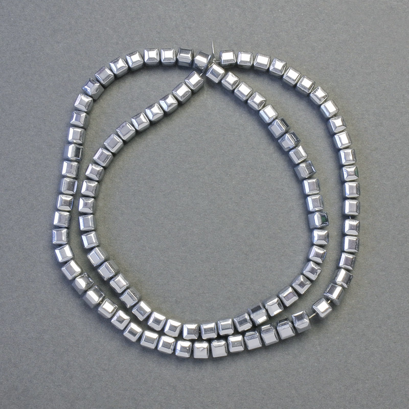 Koraliki hematitu w kostkach, kolor srebrny, średnica 4×4 mm, długość 40 cm, sznurek koralików