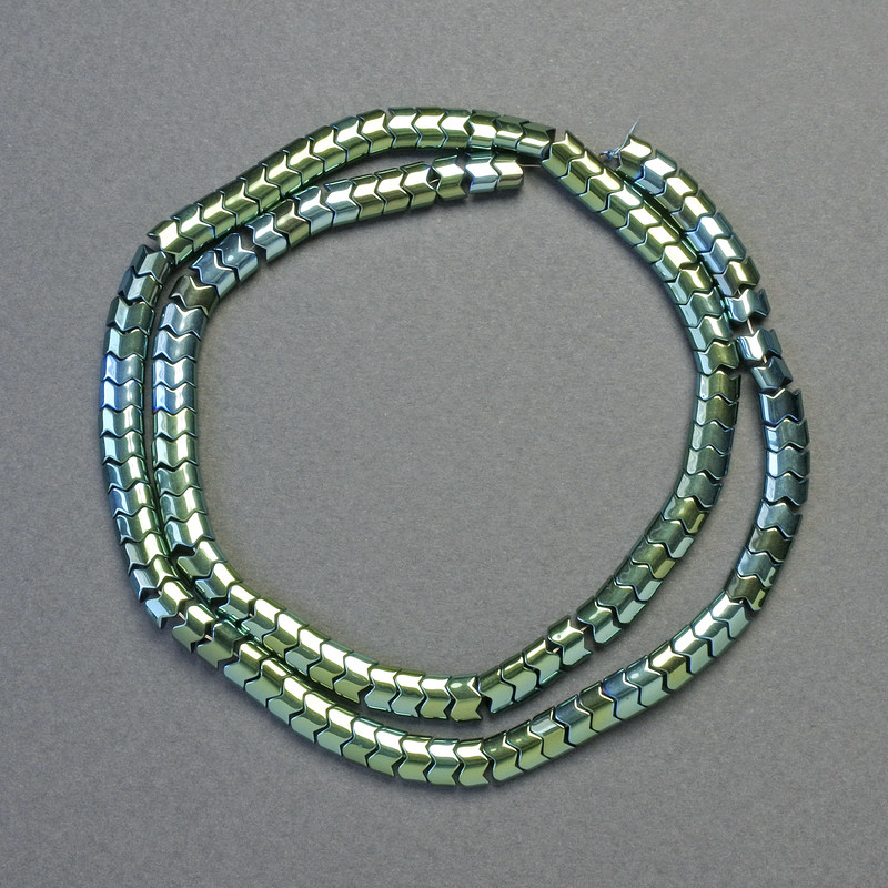 Koraliki hematytu w formie wężyka — zigzag, fala, kolor kameleona, tęczowy, benzynowy, wielobarwny zielony; średnica 5×4×3 mm; długość ok. 41 cm; nić