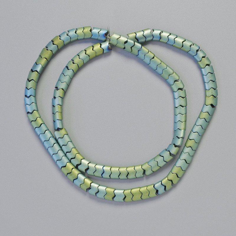 Koraliki hematytu – wężykowy, zig-zag, fala, kolor chameleon zielony, średnica 5×4×3 mm, długość ok. 40 cm