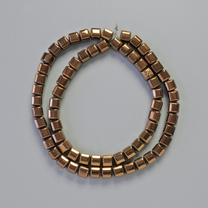 Koraliki hematytu – kostki, kolor miedzi, średnica 6x6 mm, długość około 41 cm