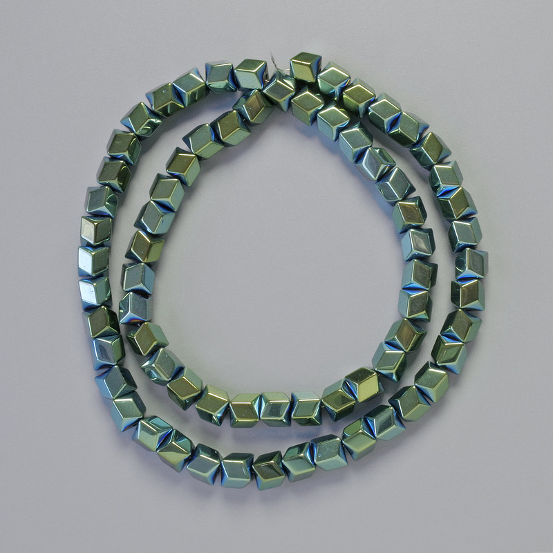 Koraliki hematytu w kształcie sześciokątów zigzag, kolor zielono-kameleonowy, średnica 6×6 mm, długość około 42 cm – sznurek