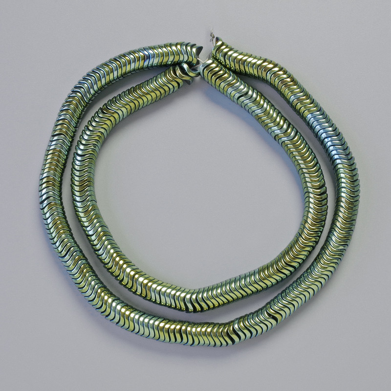 Koraliki hematitu w formie rondeli falistych, kolor zielony chameleon, średnica 6×1 mm, długość 42 cm