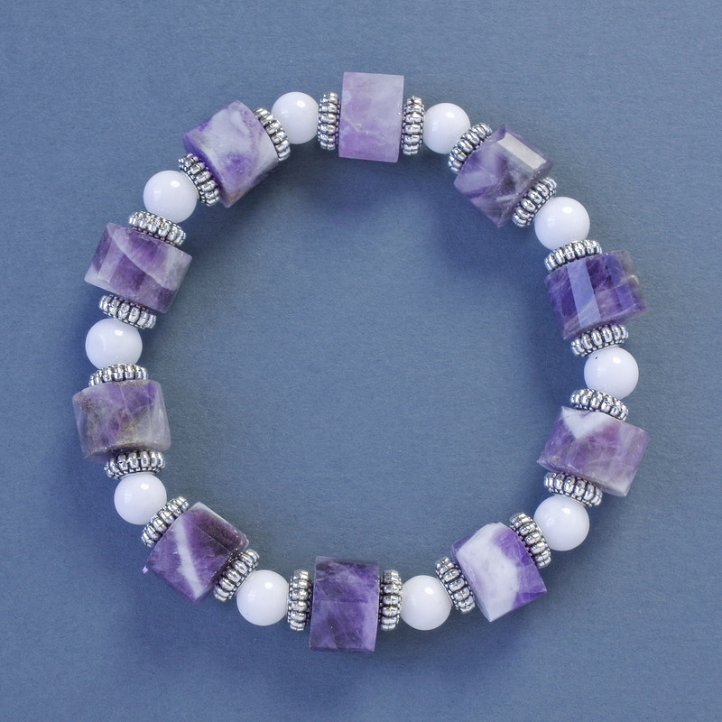 Bransoletka z ametystu o sześciokątnych koralikach, średnica 10×7 mm ±, oraz białego agatu, średnica 6 mm ±, długość 18 cm ±, na elastycznej gumce