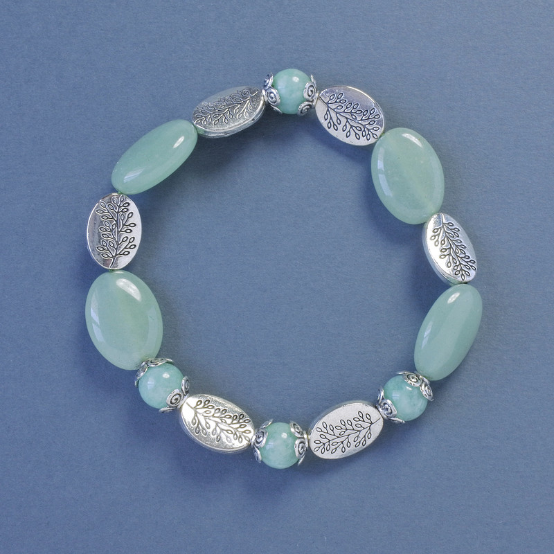 Bransoletka z nefrytu, gładkie kulki o średnicy około 8 mm, z owalnymi wstawkami o wymiarach 18×13 mm, długość 18 cm, na elastycznej gumce