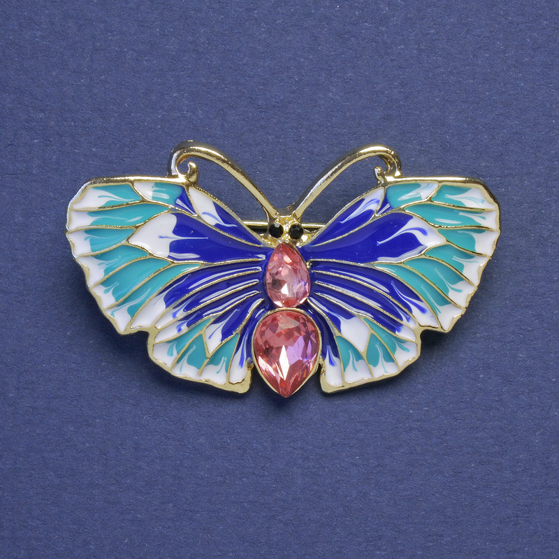 Broszka Motyl - błękitna, niebieska, biała emalia, różowe kryształy, kolor metalu: złoto, 24×40 mm