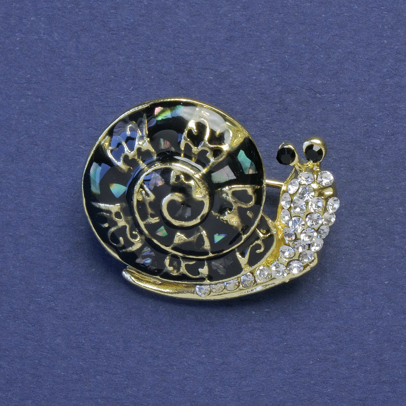 Broszka Ślimak z haliozytu, białe kryształy, kolor metalu złoto, 20×26 mm+