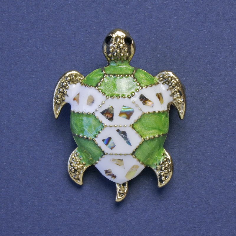 Broszka-zawieszka «Żółw» zielona i biała emalia haliozyt złoty kolor metalu 27×35 mm+