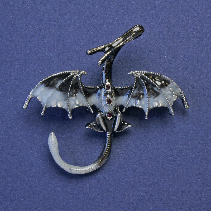 Broszka-wisiorek Smok, szaro-biała emalia, czerwone kryształy, srebrny kolor metalu, 48×45 mm+