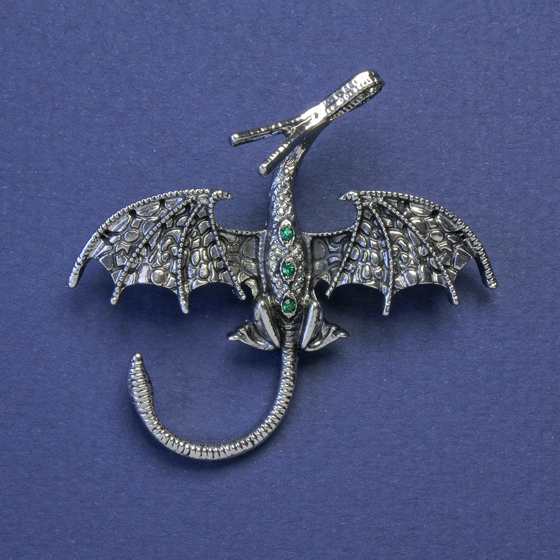 Broszka-wisiorek Smok z zielonymi kryształami, srebrny kolor metalu 48×45 mm+