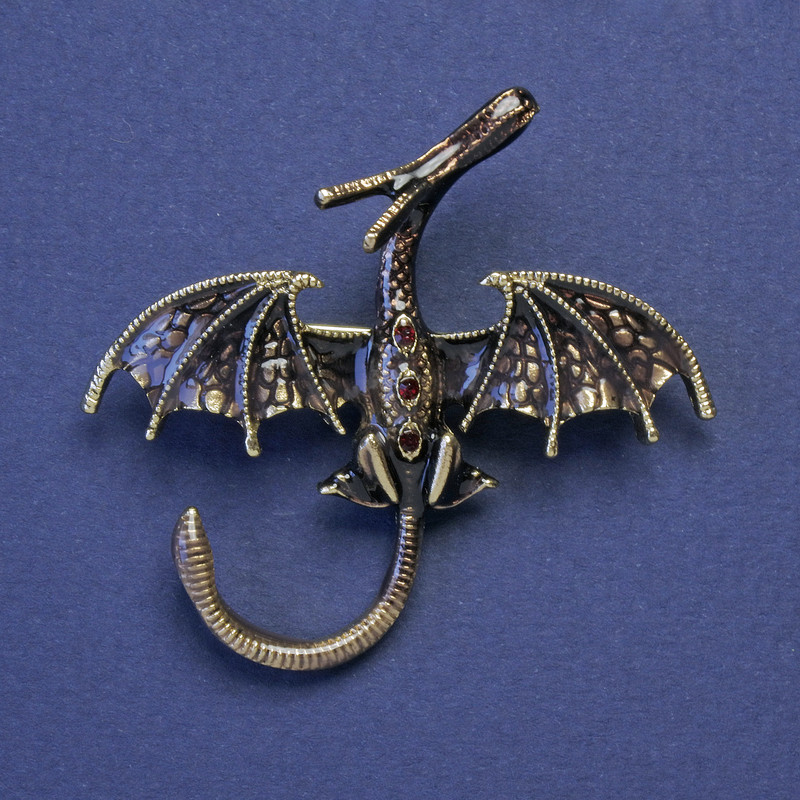 Broszka-wisiorek Smok z brązową emalią, czerwonymi kryształami, złoty kolor metalu, 48×45 mm+