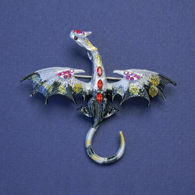 Broszka-wisiorek Smok czarno-szary emaliowany z czerwonymi kryształami, srebrny kolor metalu, 50×57 mm