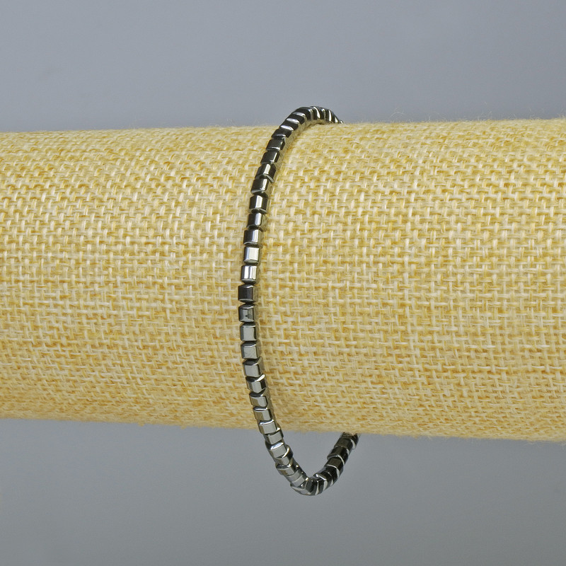 Bransoletka z hematytu – kostki, kolor ciemnego srebra, średnica 3×3 mm, długość ok. 18 cm (rozciągliwa)