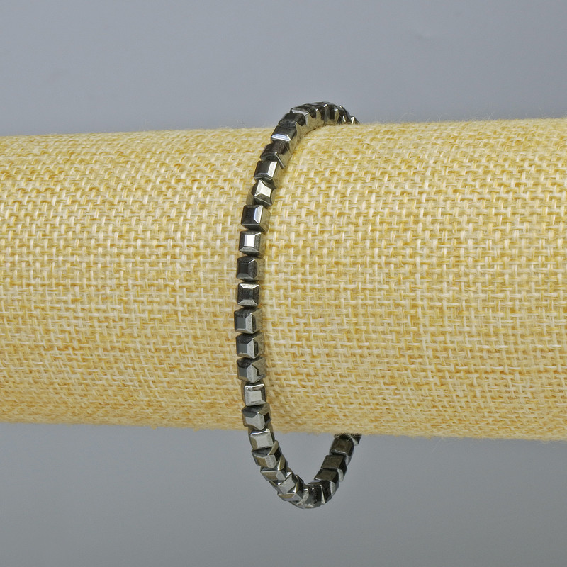 Bransoletka z hematitu w formie kubików, kolor ciemnego srebra, średnica 4 x 4 mm, długość 18 cm +/- (rozciągliwa)