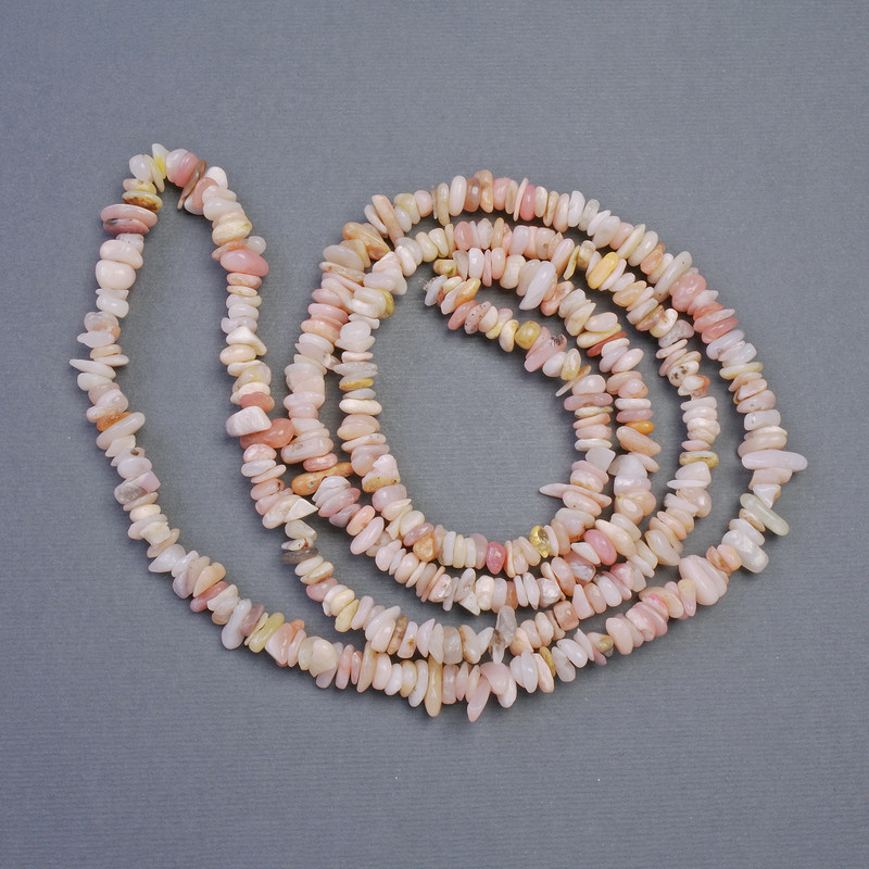 Koraliki z naturalnego kamienia – różowy opal, drobinki na żyłce, średnica 9×4–4×2 mm, długość 78 cm