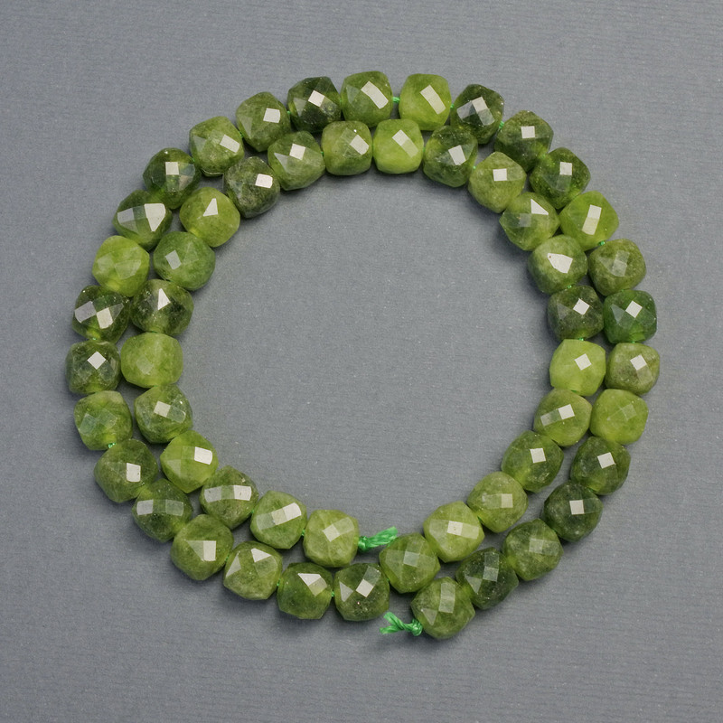 Koraliki z naturalnego jadeitu, fasetowane kostki, średnica 5×5 mm, długość 37 cm