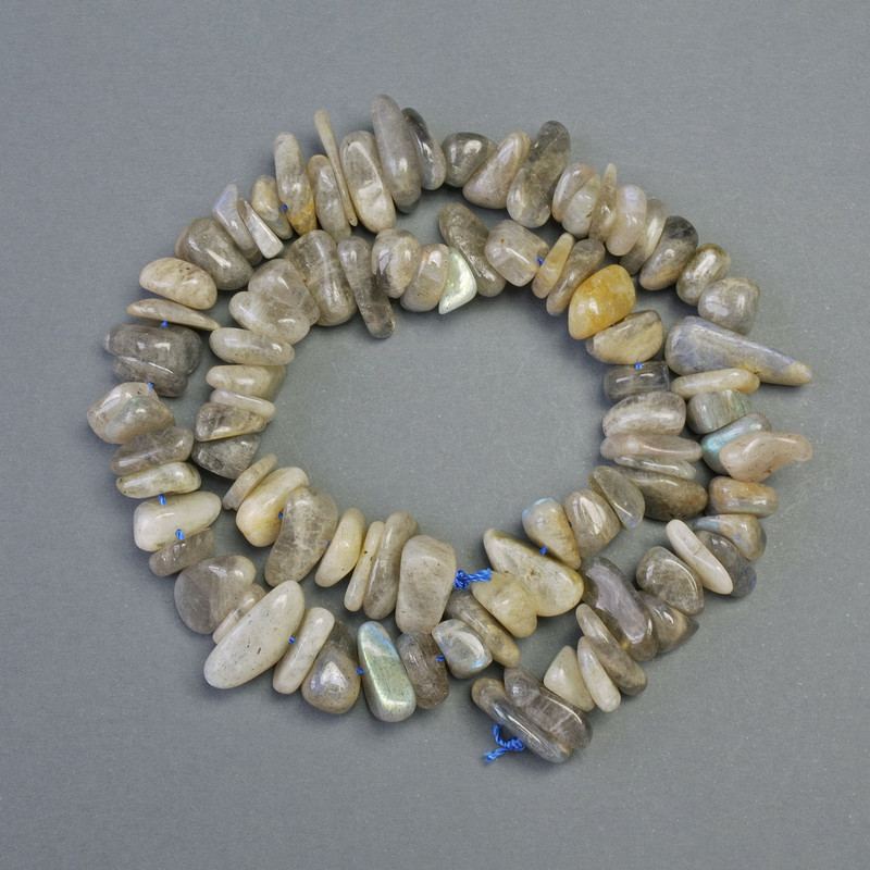 Koraliki labradoryt – naturalny kamień, drobiny, średnica 10×13 mm ±, długość 40 cm ± na nitce