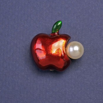 Broszka Jabłko z perłą, czerwona emalia, kolor metalu złoto, 22×24 mm+