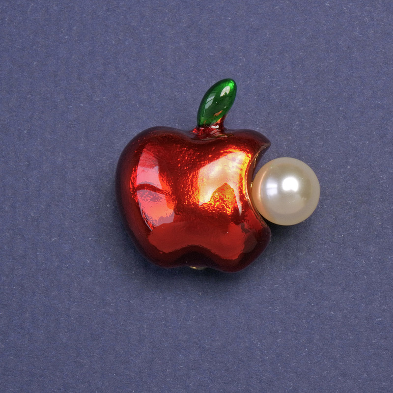 Broszka Jabłko z perłą, czerwona emalia, kolor metalu złoto, 22×24 mm+