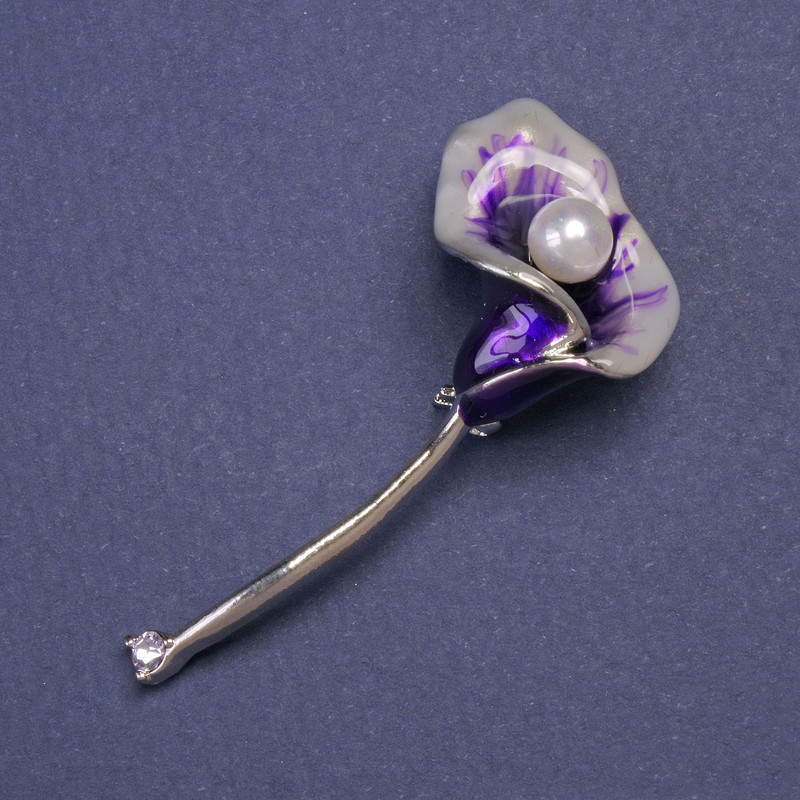 Broszka-wisiorek Kwiat kalii, fioletowa emalia, kolor metalu: srebro, 52×23 mm