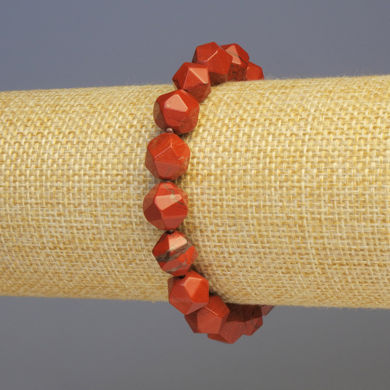 Bransoletka z czerwonego jaspisu — naturalny kamień, wielokątny kształt, średnica 8×8 mm, długość 18 cm, elastyczna