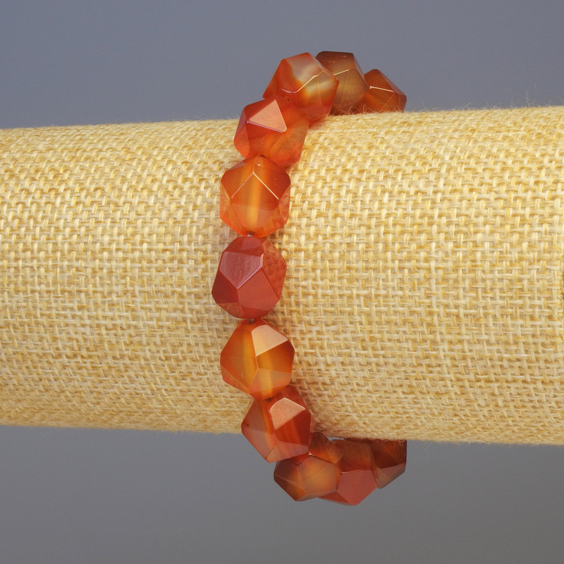Bransoletka z naturalnego karneolu, fasetowany kamień, średnica 11×11 mm, długość 18 cm, na elastycznej gumce