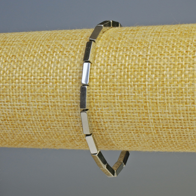 Bransoletka z hematitu w prostokątnych elementach, kolor srebrny, wymiary 9×3 mm, długość 18 cm, na elastycznej gumce