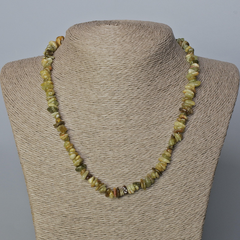 Naszyjnik z grosularu (zielony granat) – naturalny kamień w odłamkach, średnica 8×4–10×3 mm, długość 47 cm±