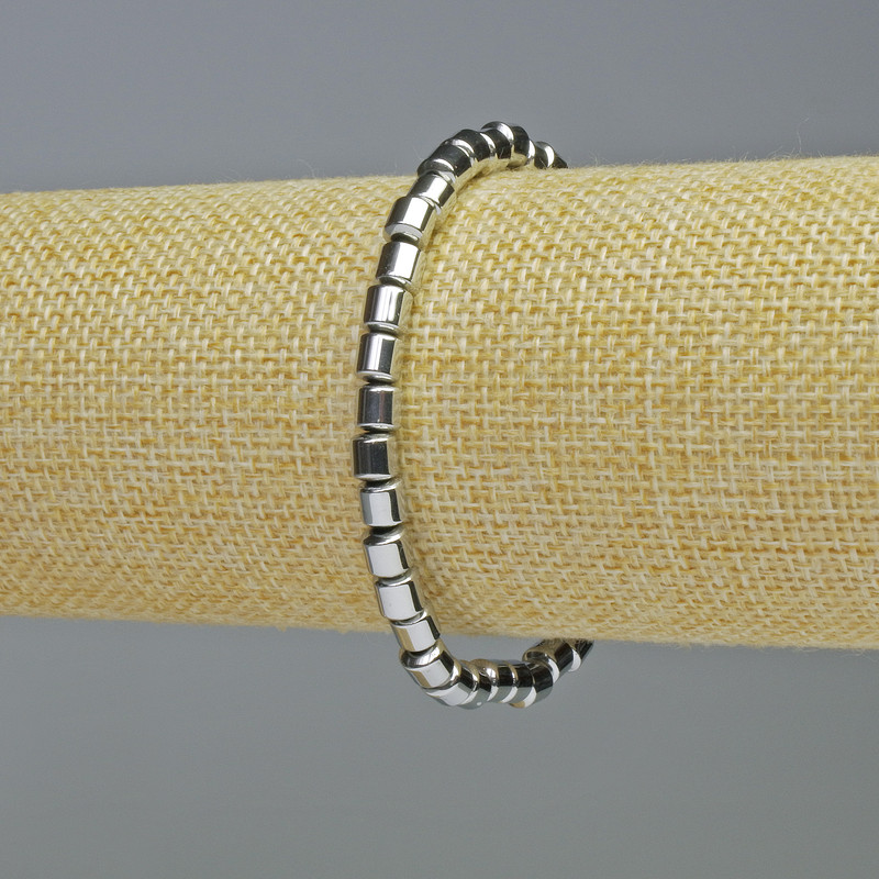 Bransoletka z hematitu w kształcie cylindrów, w srebrzystym odcieniu, średnica około 5×5 mm, długość około 18 cm, elastyczna