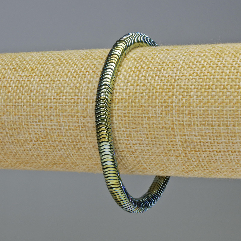 Bransoletka z hematitu w formie rondeli falistych, kolor kameleonowy zielony, średnica 6×1 mm, długość 18 cm, elastyczna