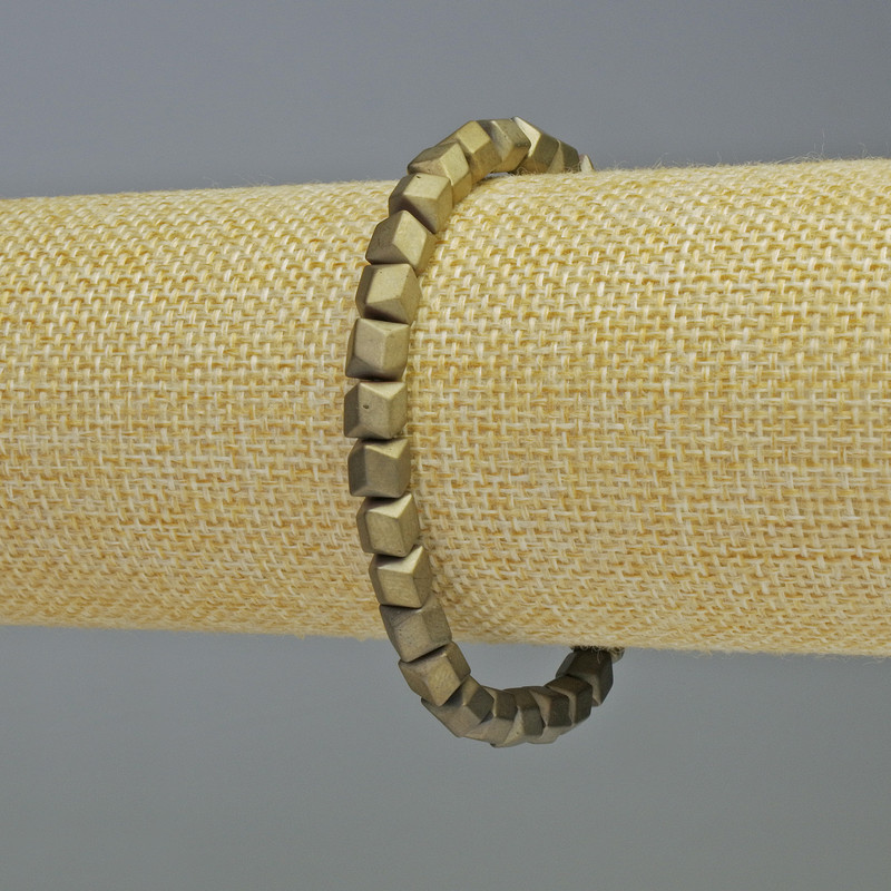 Bransoletka z hematytu w kształcie sześciokątnych zygzagów, kolor khaki matowy, średnica 6×6 mm, długość 18 cm, elastyczna