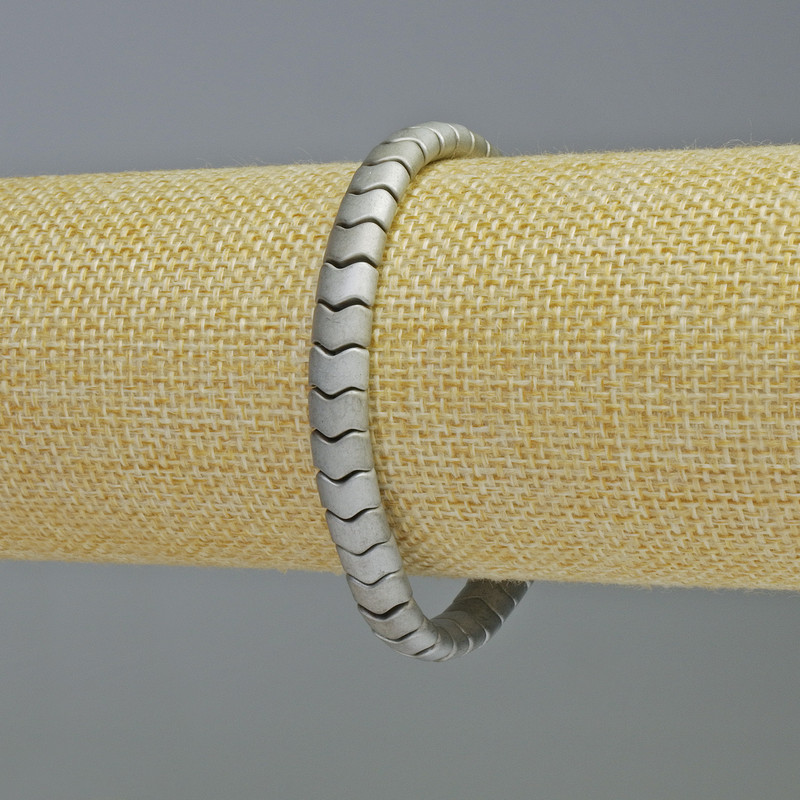 Bransoletka z hematytu w formie węża — falisty wzór, kolor jasnoszary matowy, średnica 7×5×5 mm ±, długość 18 cm ±, elastyczna