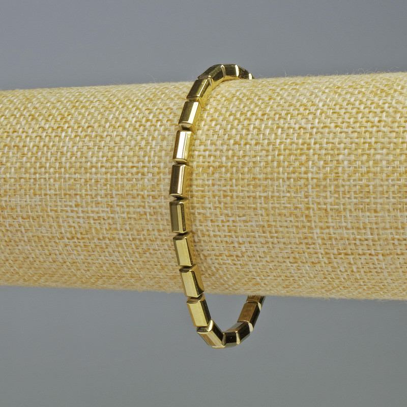 Bransoletka z hematitu o prostokątnym kształcie w kolorze złotym, wymiar 8×4 mm, długość 18 cm, elastyczna