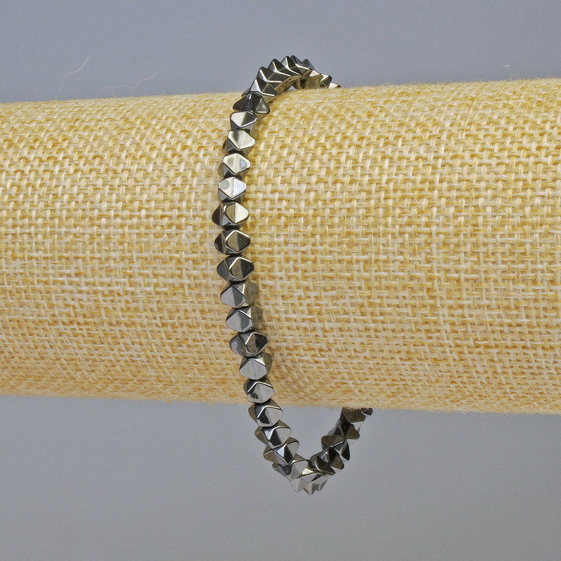 Bransoletka hematyt w kształcie gwiazd, kolor czarny, średnica 4×4 mm, +/- długość 18 cm, elastyczna