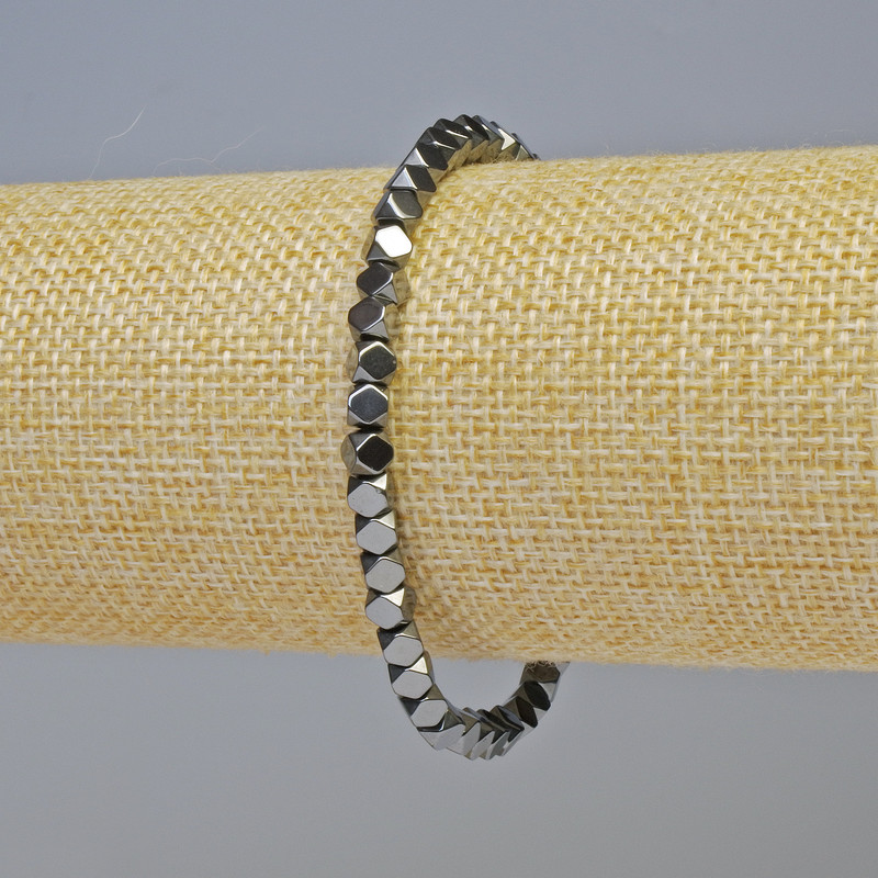 Bransoletka z hematitu o wielokątnym kształcie, kolor czarny, średnica 4×4 mm, długość 18 cm, elastyczna