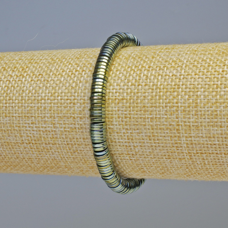 Bransoletka z hematitu w kolorze zielony chameleon, o wymiarach około 6×1 mm, długość 18 cm, na elastycznej gumce