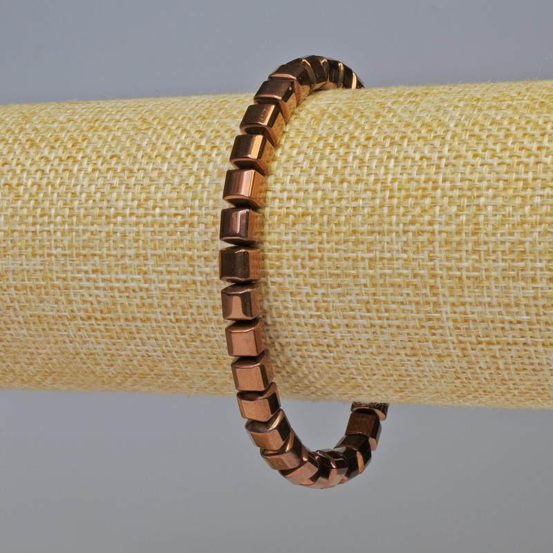 Bransoletka z hematytu o kolorze miedzi, kostki o wymiarach 6x6 mm, długość 18 cm, elastyczna