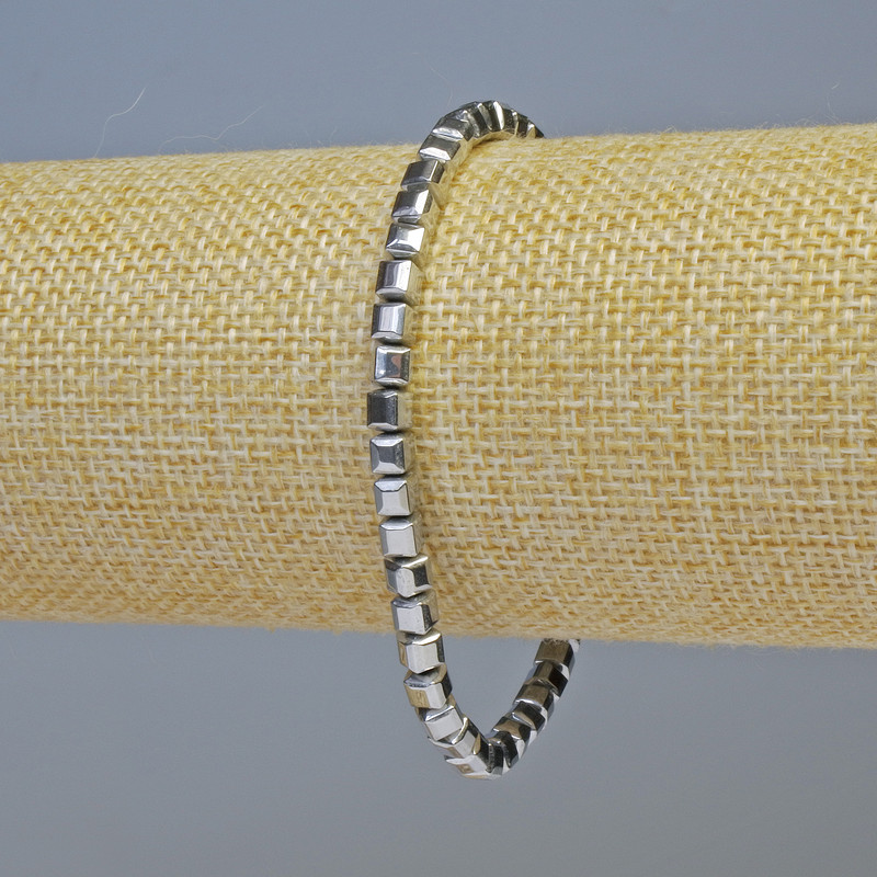 Bransoletka z hematitu w formie zaokrąglonych sześcianów, kolor srebrny, średnica 4×4 mm, długość 18 cm, elastyczna