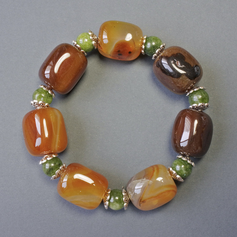 Bransoletka z agatu i jadeitu – agat o wymiarach 19x15 mm, jadeit gładka kulka o średnicy 8 mm, długość 18 cm, stretch