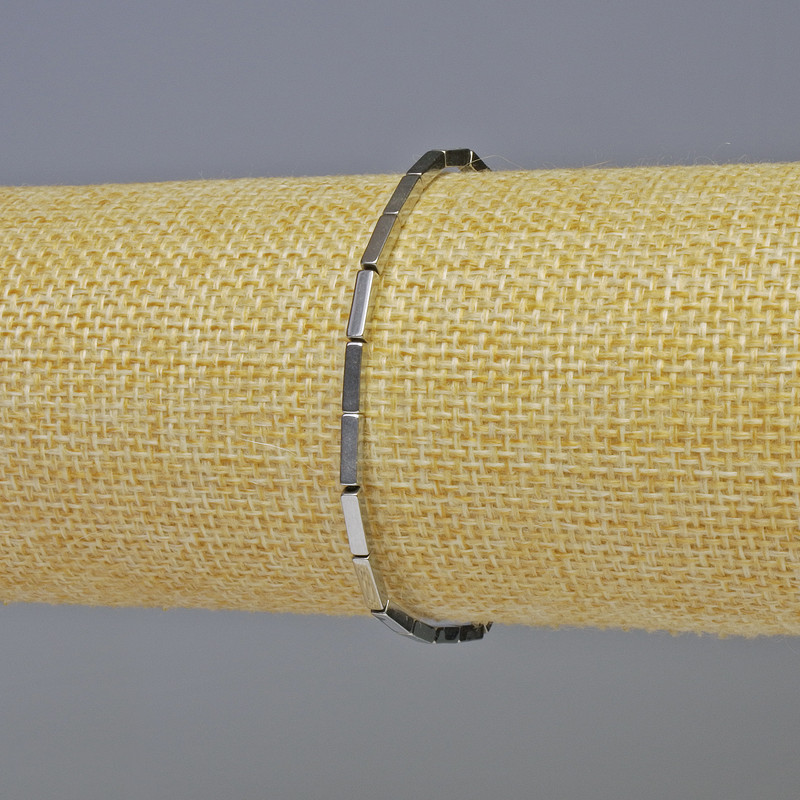Bransoletka z hematitu, prostokątny kształt, kolor srebrny, wymiary 8 x 2 mm, długość 18 cm, elastyczna